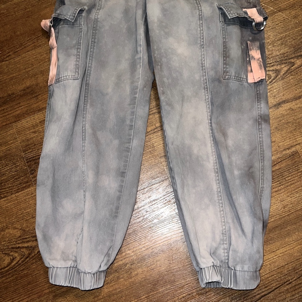 ⭐️Forever 21 Gray Acid Wash Cargo Buckled Cuffed Jogger Pants Size L - Picture 6 of 14